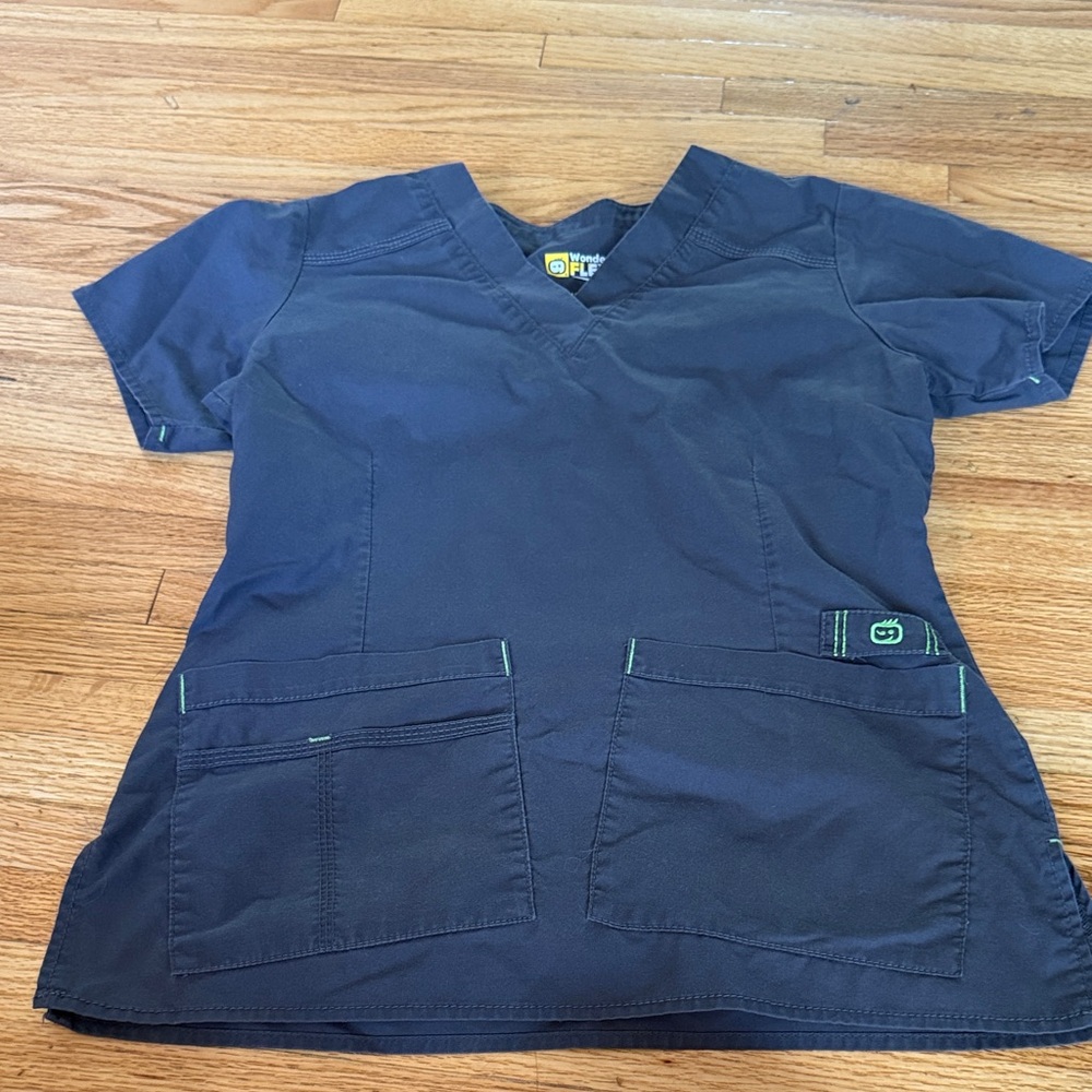 WonderWink Women's Grey Scrub Top with Green Accents